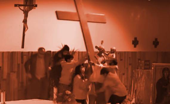 Jóvenes levantando la cruz de la JMJ
