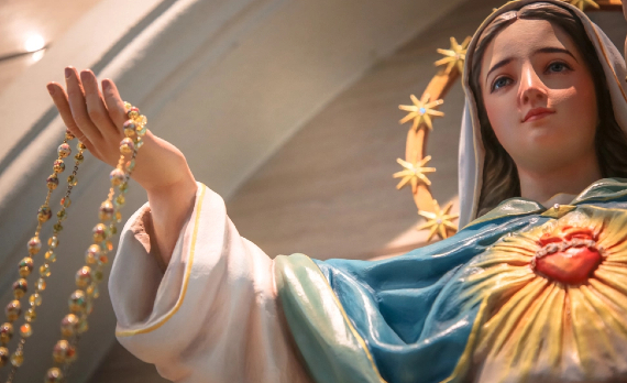 María con el rosario