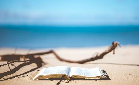 La Biblia en la playa